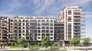 Modern flerbostadshus med balkonger, stora fönster och grönskande innergård