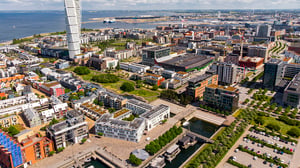Utsikt över Västra Hamnen i Malmö med bostadskvarter, Turning Torso och havet i bakgrunden