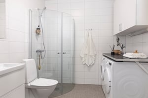Badrum med tvättmaskin och torktumlare