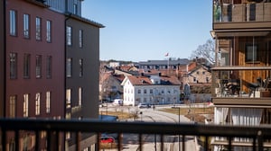 Urbant bostadskvarter med moderna flerbostadshus, gatumiljö och utsikt över stadshus och taklandskap