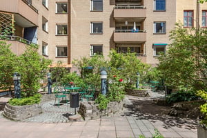 Innergård med grönska och sittplatser