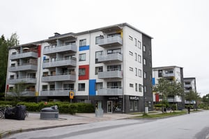 Hyresrättsfastighet med balkonger längs lokalgata