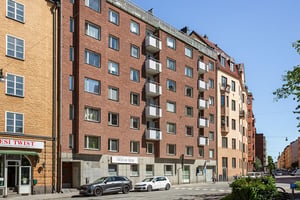 Hyresrättsfastighet med balkonger ut mot lokalgata
