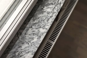 Fönsterbräda i marmormönster med ventilationsgaller intill