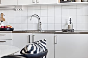 Köksbänk med detalj vid diskho