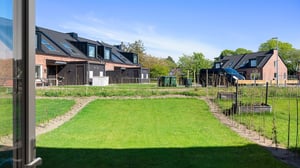 Inflyttningsklar lägenhet med grönyta och radhus i bostadsområde