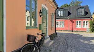 Hus i historisk stadsmiljö, i Lund, med kullersten och färgglada hus