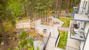 Lägenhet med stor träaltan i skogsmiljö