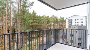 Balkong med utsikt mot skogsområde