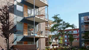 Inflyttningsklar lägenhet med balkonger i ett modernt bostadshus