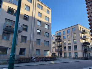 Flerbostadshus med ljus fasad och balkonger