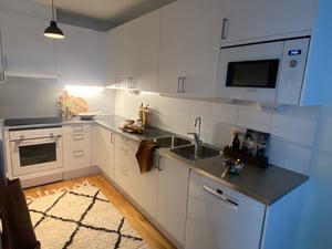 Interiör bild, kökbänk och skåp med inredning