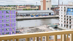 Bostadsbygge vid vattnet med flera flerbostadshus i olika byggskeden