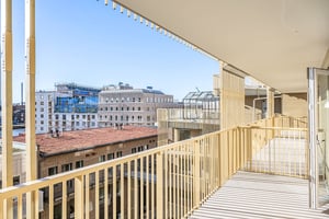 Inflyttningsklar lägenhet med balkong och utsikt över omgivande byggnader