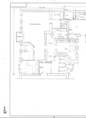 Planritning över lägenhet med vardagsrum, hall, kök, sovrum och balkong
