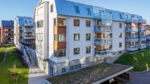 Flerbostadshus med balkonger