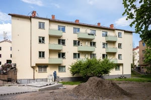 Flerbostadshus med balkonger mot innergård