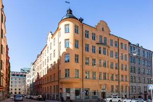 Äldre flerbostadshus med torn och runda hörn