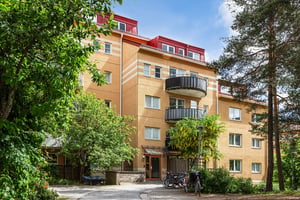 Flerbostadhus i olika nivåer med grönska kring husen
