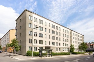 Hyresrättsfastighet längs med lokalgata