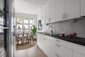 Inflyttningsklart kök med matplats och stora fönster
