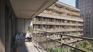 Balkong med soffa och växter, med utsikt mot ett modernt flerfamiljshus