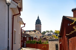Vy över Strängnäs med färgade hus och kyrktorn i bakgrunden
