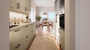 Modernt kök med vita skåpluckor, arbetsbänk i sten och rostfria vitvaror. I bakgrunden syns ett matbord med trästolar under en hängande lampa, samt stora fönster som släpper in naturligt ljus