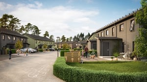 Radhus i modernt bostadsområde med grönskande gård, lekande barn och boende utanför husen