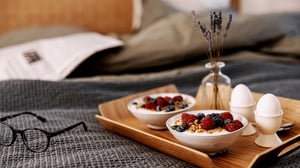 Frukostbricka på säng