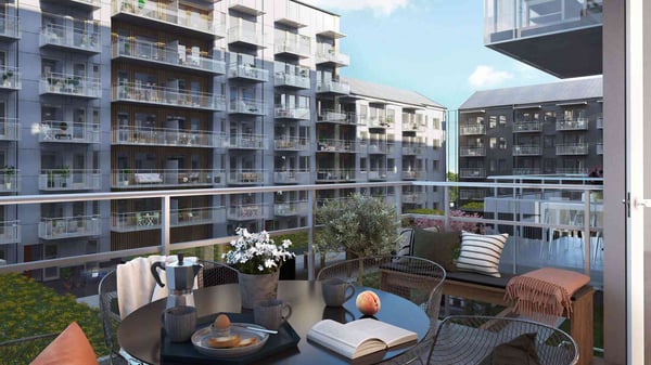 Mysig balkong från Brf Lobelia med utsikt över innergården