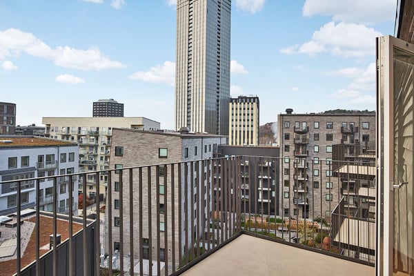 3:a med balkong högst upp i huset