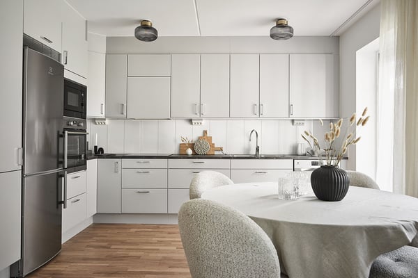 2:a med balkong mot grön innergård