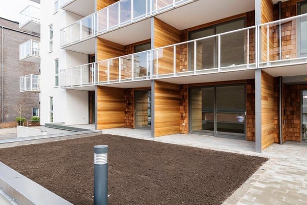 Uteplats med rabatt utanför flerbostadshus