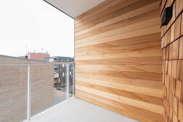 Balkong med räcke av glas