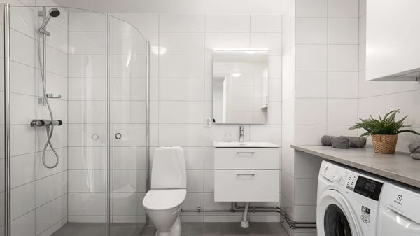 Badrum med duschkabin