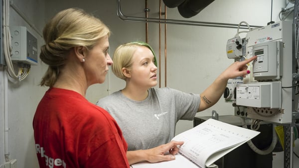 Drifttekniker läser av mätarställning