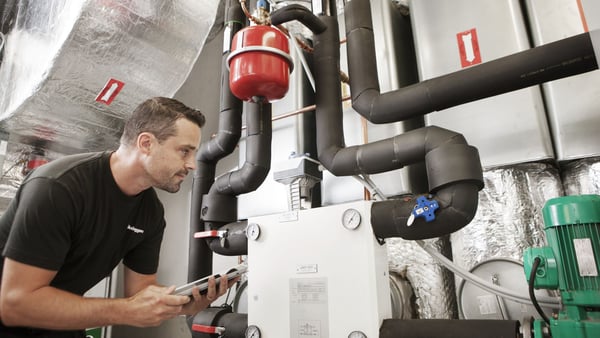 Drifttekniker kontrollerar värmesystem