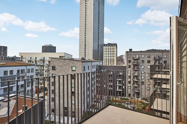 3:a med balkong högst upp i huset