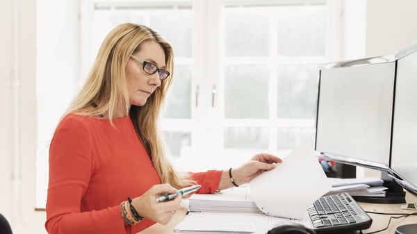 Kvinna arbetar på kontor