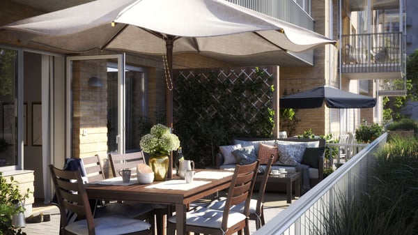 Terrass med soffa och matplats