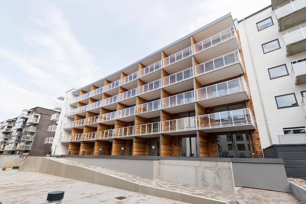 Hus med balkonger med glasräcken