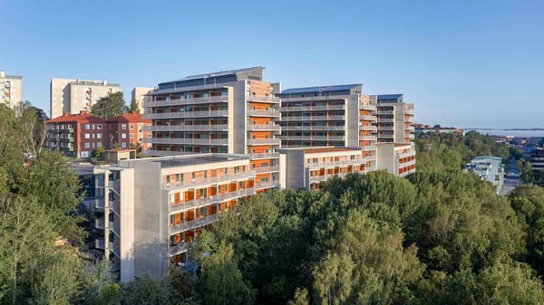 Huset Brf Viva med skog runtom