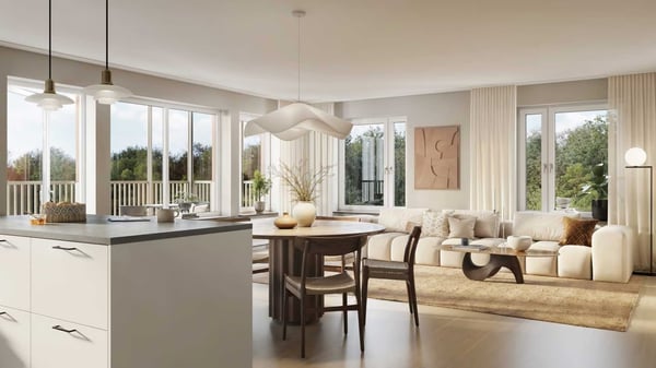 Modern inredd vardagsrums- och köksyta med öppen planlösning, stora fönster, ljusa möbler och en central hanging lampa över matbordet