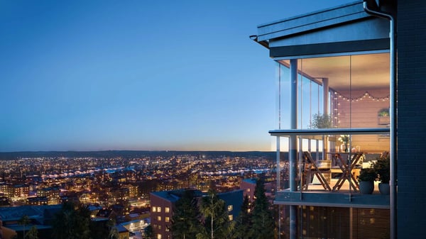 Lägenhet med inglasad balkong och utsikt över stadens skyline i skymningsljus