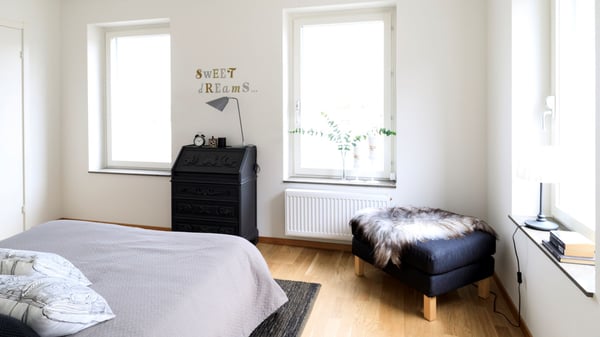 Inflyttningsklar lägenhet med sovrum i ljus skandinavisk stil