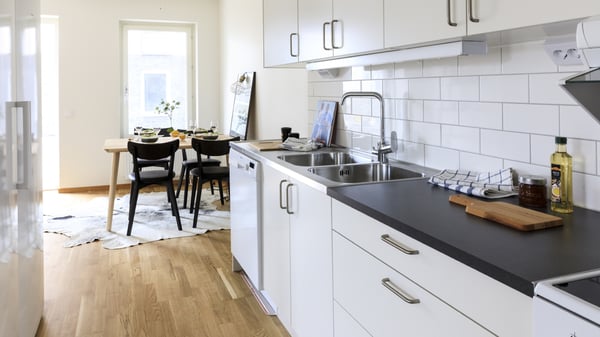 Inflyttningsklar lägenhet med modernt kök och matplats