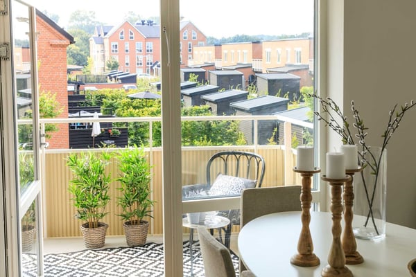 Rum med utgång till balkong och utsikt över innergård