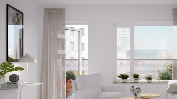 Inflyttningsklar lägenhet med ljus vardagsrumsinteriör och stora fönster