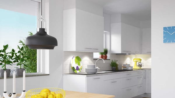 Inflyttningsklar lägenhet med modernt vitt kök, köksö och dekorativa detaljer